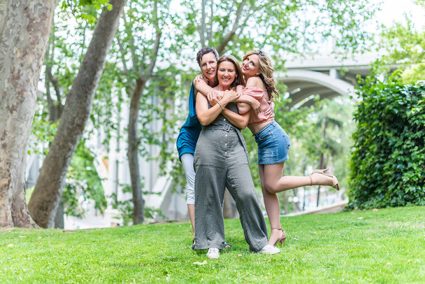 Kolme iloinen kypsä naispuolisia ystäviä seisoo halaus yhdessä - Valokuva, kuva