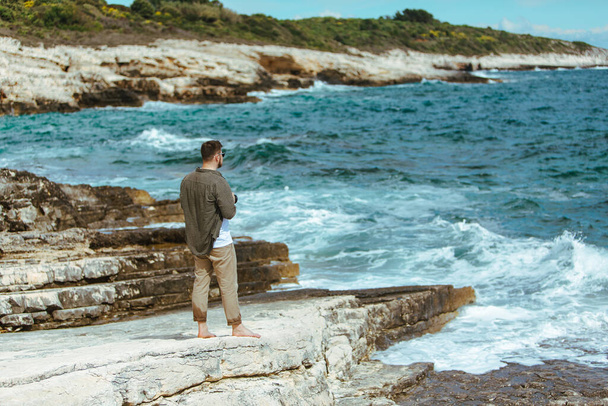 профессиональный фотограф снимает морской пейзаж. копировальное пространство - Фото, изображение
