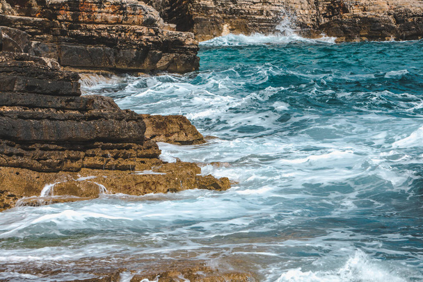 vue sur les vagues rocheuses de bord de mer avec de la mousse blanche. espace de copie - Photo, image