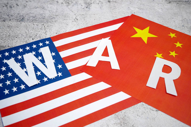 États-Unis et Chine désaccord, États-Unis d'Amérique et drapeaux chinois. "Relationship conflict between USA and China". Concept d'accord commercial - Photo, image