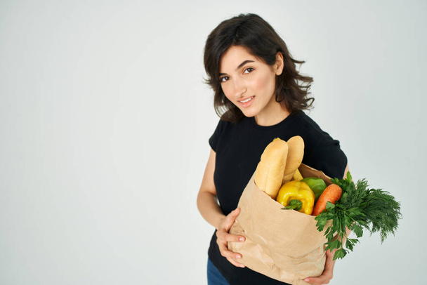 γυναίκα με χάρτινη σακούλα με παντοπωλεία στα χέρια παράδοση λαχανικών υγιεινή διατροφή - Φωτογραφία, εικόνα