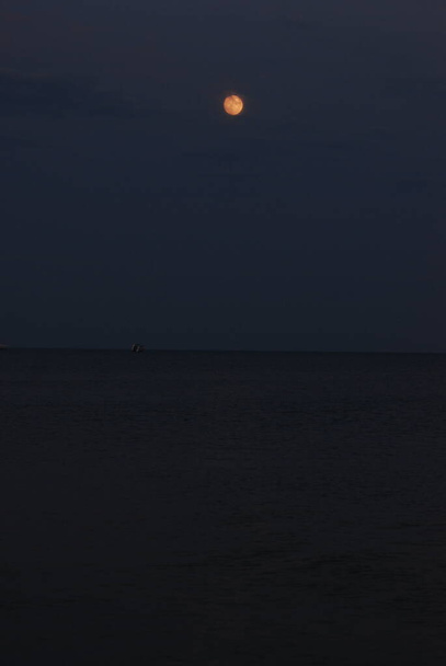 海の上の夜黒海  - 写真・画像