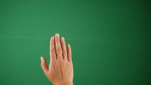 Piękny młodzieniec machający ręką o zielony ekran. Zbliżenie na sprawiedliwie wyglądającą ludzką rękę witającą ludzi - ustawienie chromy - Materiał filmowy, wideo