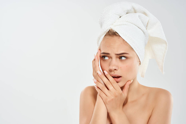гарна жінка з голими плечима невдоволення гігієна дерматологія крупним планом
 - Фото, зображення