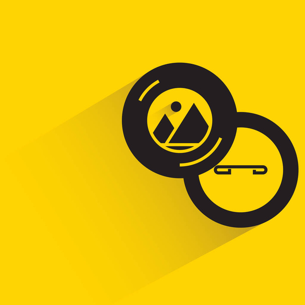 badge rond avec étiquette sur fond jaune - Vecteur, image