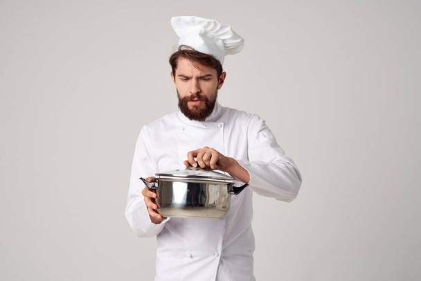 chef profesional con una olla en sus manos en la cocina  - Foto, Imagen