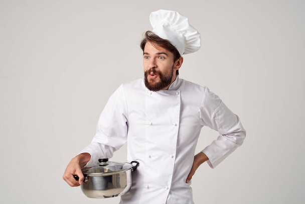 chef profesional con olla en la cocina de la mano  - Foto, imagen