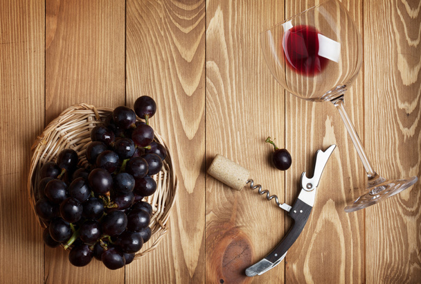 Verre à vin rouge, tire-bouchon et raisin
 - Photo, image