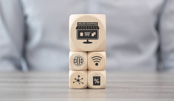 Wooden blocks with symbol of online shopping concept - 写真・画像