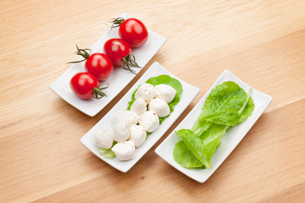 Tomates, mozzarella et salade
 - Photo, image