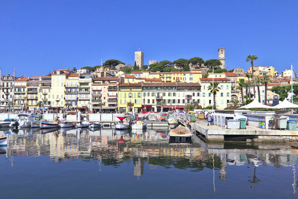 フランス、カンヌの旧港の眺め - 写真・画像