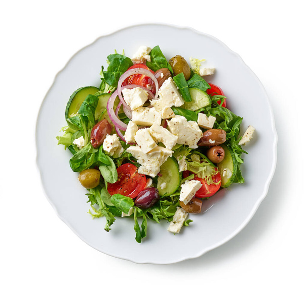 assiette de salade de légumes frais au fromage grec isolé sur fond blanc, vue de dessus - Photo, image