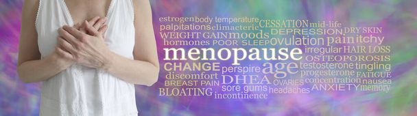 Woorden geassocieerd met de vrouwelijke menopauze - volwassen vrouw met handen over de borst naast een MENOPAUSE woord wolk op een paars groene veelkleurige abstracte achtergrond - Foto, afbeelding
