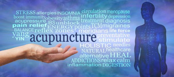 Palavras associadas aos benefícios e usos da acupuntura - palma aberta feminina com a palavra acupuntura flutuando acima cercada por uma nuvem de palavras relevante contra um fundo moderno rústico - Foto, Imagem