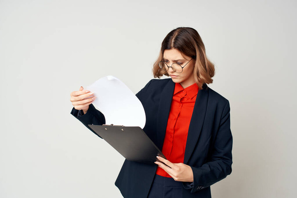 femme en costume avec des documents au travail. Photo de haute qualité - Photo, image