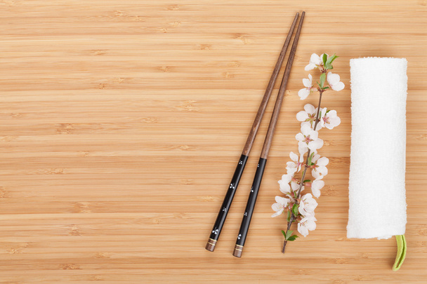 Палички та гілка сакури
 - Фото, зображення