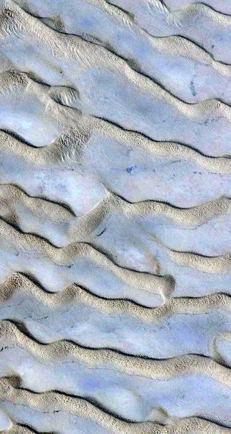   verticale abstracte fotografie van de woestijnen van Afrika vanuit de lucht, luchtfoto van woestijnlandschappen, Genre: Abstract Naturalisme, van abstract tot figuratief, - Foto, afbeelding