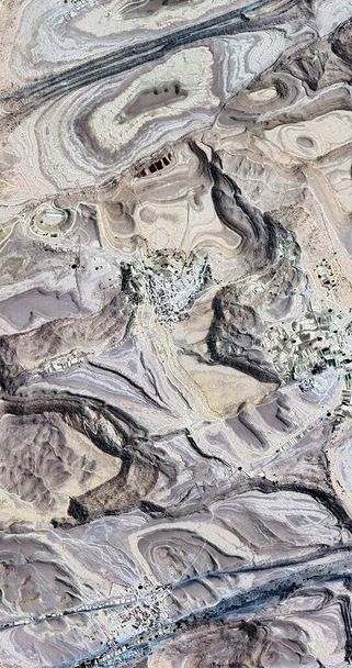   κάθετη αφηρημένη φωτογραφία των ερήμων της Αφρικής από τον αέρα, εναέρια άποψη των τοπίων της ερήμου, Είδος: Αφηρημένη φυσιολατρία, από την αφηρημένη στην παραστατική, - Φωτογραφία, εικόνα
