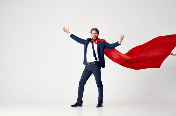 Un homme portant la cape rouge Superman. Photo de haute qualité - Photo, image