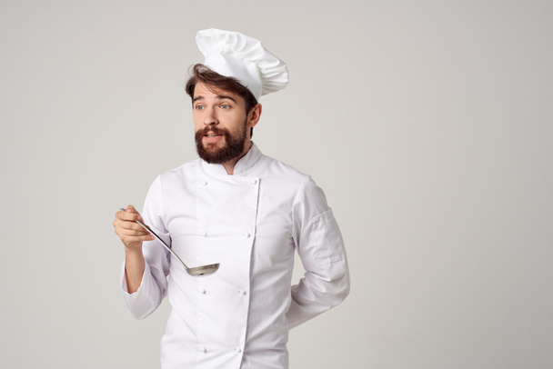 homem de uniforme do chef degustação de alimentos  - Foto, Imagem