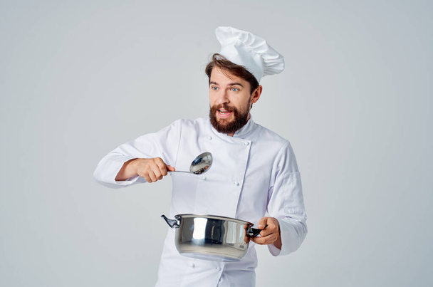 chef barbudo con una cacerola en la mano - Foto, Imagen