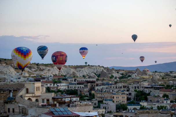 Воздушные шары - Каппадокия - Турция, воздушные шары в небе в утреннее время, туризм в Турции, знаменитые скафандры. Каппадокия, Турция, 14 июня 2021 года - Фото, изображение