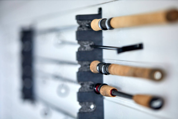 rybářská výstroj zavěšená na háku v kůlně - Fotografie, Obrázek