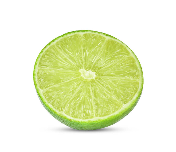 Half kalk, citroen geïsoleerd op witte achtergrond - Foto, afbeelding