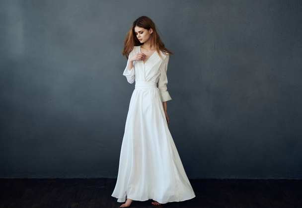 Nainen valkoisessa mekossa poseeraa. Laadukas kuva - Valokuva, kuva