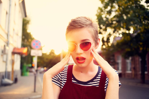 vrouw dragen zonnebril buiten poseren zomer mode - Foto, afbeelding