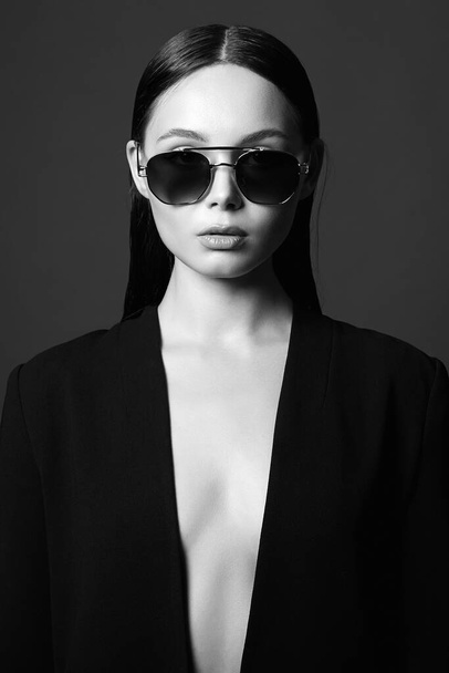 πορτρέτο της όμορφης γυναίκας με γυαλιά. Κορίτσι με μοντέρνα γυαλιά ηλίου - Φωτογραφία, εικόνα