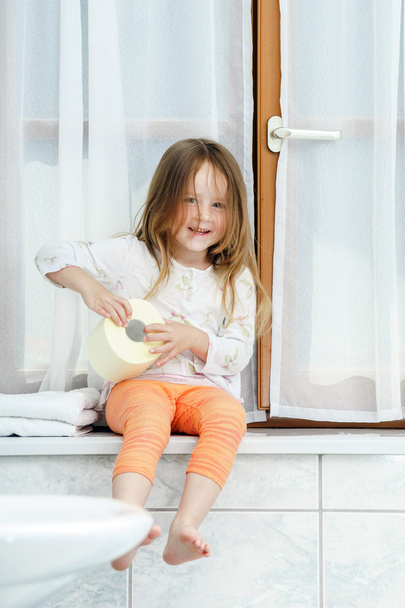 Cute little girl playing with toilet paper roll - Foto, Imagem