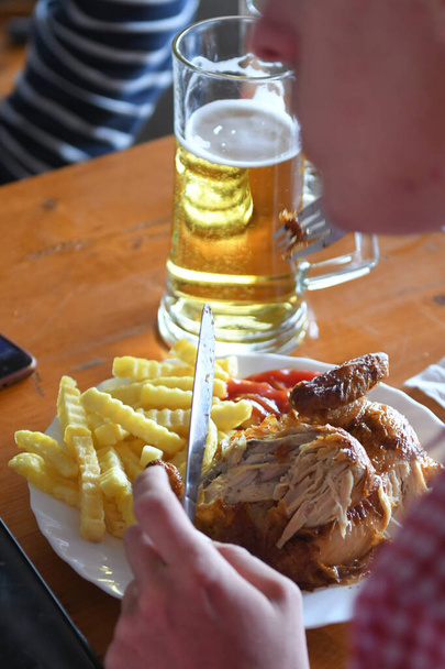 Smażony kurczak z frytkami w namiocie piwnym w Austrii, Europa - Zdjęcie, obraz