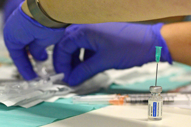 Szczepienie przeciwko koronie szczepionką Johnson & Johnson - Janssen - Zdjęcie, obraz