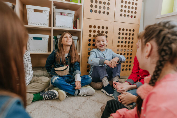 Elementary school students talking in the classroom - Valokuva, kuva