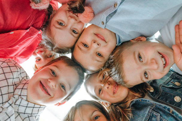 Grupa dzieci patrzących w kamerę śmiejących się i uśmiechających - Zdjęcie, obraz