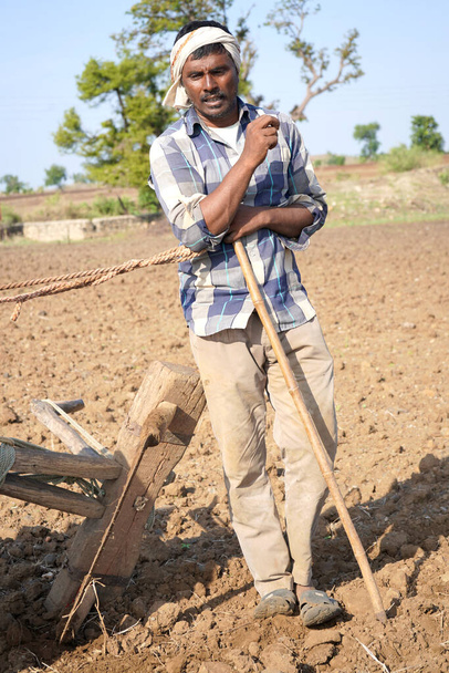 Indický farmář orá býkem na svém poli, Maháráštra, Indie. - Fotografie, Obrázek