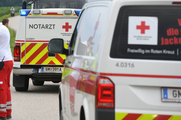 Spoedeisend artsenvoertuig en ambulance in Opper-Oostenrijk, Oostenrijk, Europa - Foto, afbeelding