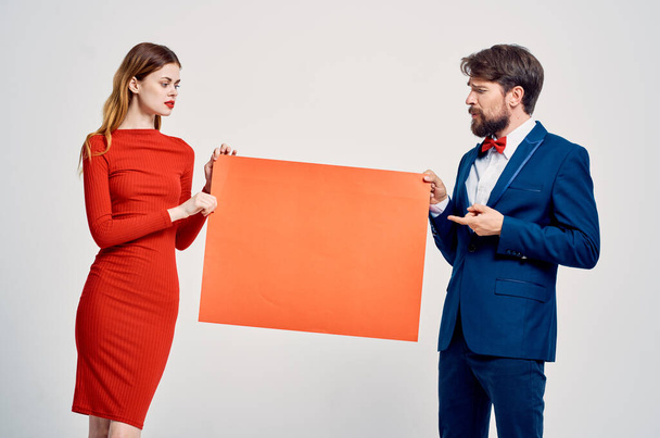 divertido hombre y mujer rojo maqueta cartel copia espacio presentación - Foto, imagen