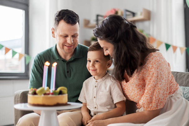 happy family with birthday cake at home - Foto, imagen