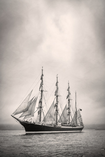 siyah beyaz beyaz satış ile eski gemi - Fotoğraf, Görsel