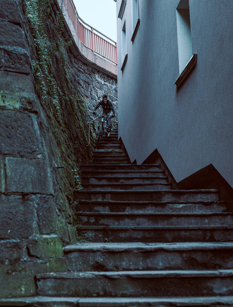 Mit dem Fahrrad die Treppe in der Altstadt hinunter - Foto, Bild
