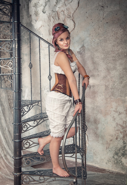 Kaunis steampunk nainen portaikossa
 - Valokuva, kuva