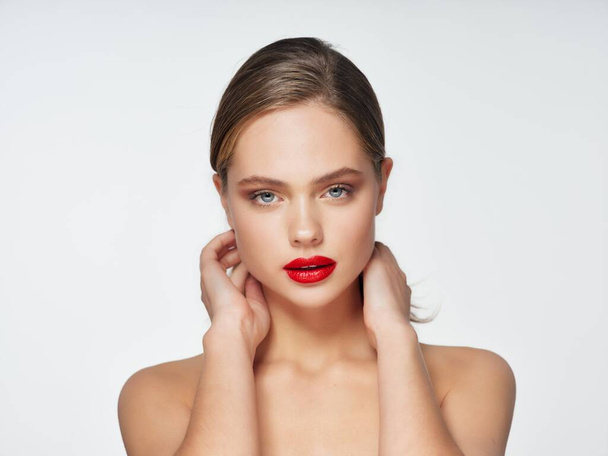 όμορφη γυναίκα γυμνοί ώμοι κόκκινα χείλη αίγλη - Φωτογραφία, εικόνα