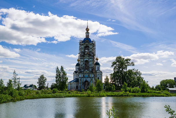 Landschaft Orthodoxe Kirche, eine Kirche im Dorf Pruzhinino, Region Kostroma, Russland, erbaut 1804. - Foto, Bild