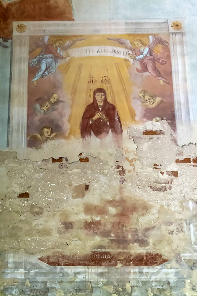 schilderen van de muren van een verlaten orthodoxe kerk, Rusland, Vladimirovo tract, gebouwd in 1809 momenteel de tempel is verlaten - Foto, afbeelding