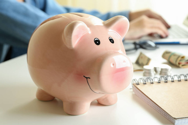 Conceito de finanças e economia com o Piggy Bank - Foto, Imagem