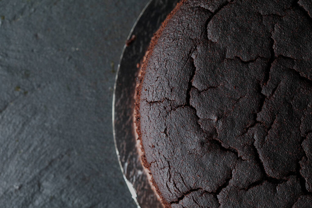 Čokoládové dortové vrstvy na černém grafitovém pozadí - Fotografie, Obrázek