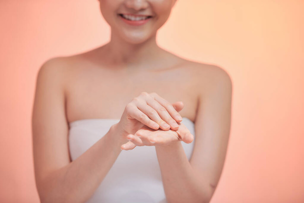 Γυναικεία χέρια φροντίδα του δέρματος κοσμετολογία δερματολογία χαλαρώστε SPA διαδικασίες μασάζ - Φωτογραφία, εικόνα