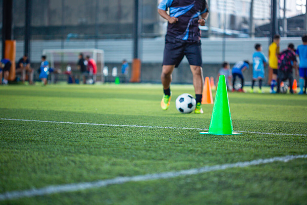 Táticas de bola de futebol cone no campo de grama com para fundo de treinamento - Foto, Imagem